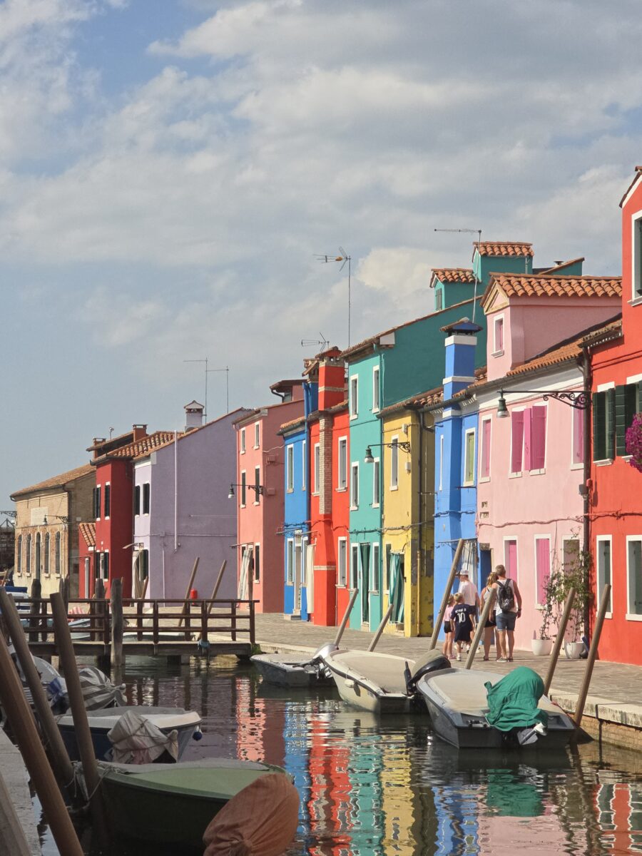 Burano, l'isola dove le case sorridono